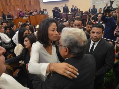 Familiares, amigos y compañeros de trabajo así como su esposa participaron en la sesión solemne en memoria del diputado Juan Molina Palacios en el Recinto Oficial de Sesiones del Congreso de Veracruz todos los presentes guardaron minuto de silencio en memoria del legislador.  