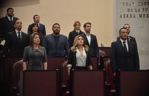 Familiares, amigos y compañeros de trabajo así como su esposa participaron en la sesión solemne en memoria del diputado Juan Molina Palacios en el Recinto Oficial de Sesiones del Congreso de Veracruz todos los presentes guardaron minuto de silencio en memoria del legislador.  