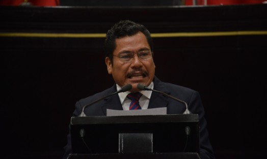 Tras guardar un minuto de silencio en memoria del diputado Molina Palacios y en nombre del Grupo Legislativo de Morena, el legislador José Magdaleno Rosales Torres exigió el esclarecimiento inmediato de este crimen.