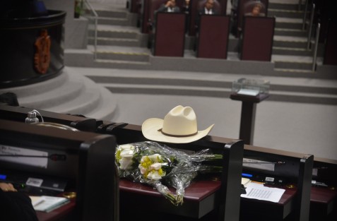 En memoria del diputado Juan Carlos Molina Palacios, las diputadas y diputados de la LXV Legislatura del Estado de Veracruz llevaron a cabo una sesión solemne en la que los Grupos Legislativos, de este Congreso del Estado, reafirmaron su exigencia de que las autoridades competentes den con los responsables de este crimen y los lleven ante la justicia para que sean castigados.