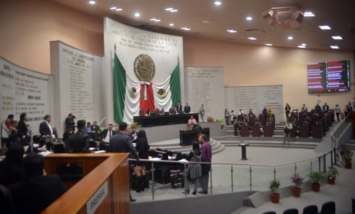 Los integrantes de la Comisión Permanente de Justicia y Puntos Constitucionales, del Congreso de Estado, pusieron a consideración del Pleno el dictamen con Proyecto de Decreto que reforma, adiciona y deroga diversas disposiciones de la Constitución Política del Estado, durante el desarrollo de los trabajos de la Segunda Sesión Ordinaria, del Primer Periodo de Sesiones Ordinarias, del Segundo Año de Ejercicio Constitucional, de la LXV Legislatura. 