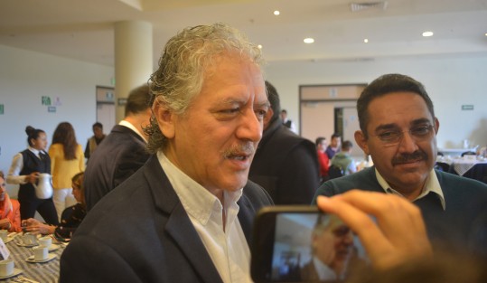 El alcalde de Xalapa, Hipólito Rodríguez dijo que no se instaló la pista de hielo en el parque debido a que los escurrimientos afectan al viaducto de la ciudad ,pero negó que haya diferencias con el gobierno estatal.