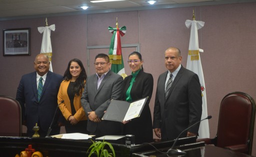  En representación del gobernador Cuitláhuac García Jiménez, los titulares de la Oficina del Programa de Gobierno (PROGOB) y Secretaría de Gobierno (SEGOB), Waltraud Martínez Olvera y Eric Patrocinio Cisneros Burgos, respectivamente, hicieron la entrega del Primer Informe de Gobierno ante el Congreso local del Estado, de acuerdo al Artículo 49, Fracción 21 de la Constitución Política de la entidad veracruzana. 