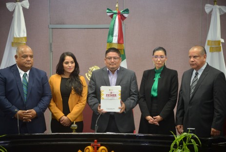  En representación del gobernador Cuitláhuac García Jiménez, los titulares de la Oficina del Programa de Gobierno (PROGOB) y Secretaría de Gobierno (SEGOB), Waltraud Martínez Olvera y Eric Patrocinio Cisneros Burgos, respectivamente, hicieron la entrega del Primer Informe de Gobierno ante el Congreso local del Estado, de acuerdo al Artículo 49, Fracción 21 de la Constitución Política de la entidad veracruzana. 