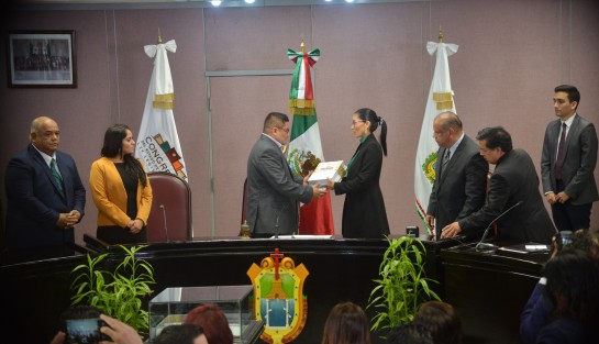  En representación del gobernador Cuitláhuac García Jiménez, los titulares de la Oficina del Programa de Gobierno (PROGOB) y Secretaría de Gobierno (SEGOB), Waltraud Martínez Olvera y Eric Patrocinio Cisneros Burgos, respectivamente, hicieron la entrega del Primer Informe de Gobierno ante el Congreso local del Estado, de acuerdo al Artículo 49, Fracción 21 de la Constitución Política de la entidad veracruzana. 