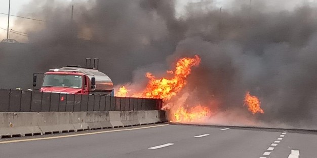 Cerca de las 8 de la mañana de este viernes, se registró la volcadura  e incendio de una pipa, sobre la autopista Veracruz – Cardel, a la altura de la Colonia Chalchihuecan en el kilómetro 13.5.  El accidente solo dejó daños materiales. 