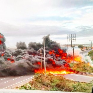 Cerca de las 8 de la mañana de este viernes, se registró la volcadura  e incendio de una pipa, sobre la autopista Veracruz – Cardel, a la altura de la Colonia Chalchihuecan en el kilómetro 13.5.  El accidente solo dejó daños materiales. 