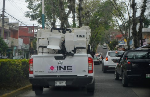 Una camioneta del INE transporta unas cajas  que en algún momento sirvieron en las elecciones del estado. 
