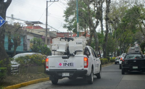 Una camioneta del INE transporta unas cajas  que en algún momento sirvieron en las elecciones del estado. 