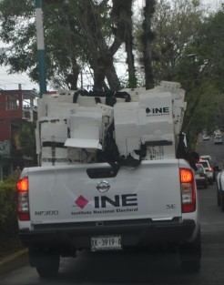 Una camioneta del INE transporta unas cajas  que en algún momento sirvieron en las elecciones del estado. 