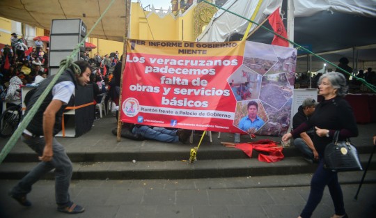 Integrantes de Antorcha Campesina continúan en plantón permanente  en las escalinatas de la catedral de Xalapa, por la falta de obras en las colonias de la ciudad. 