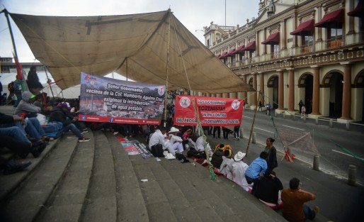 Integrantes de Antorcha Campesina continúan en plantón permanente  en las escalinatas de la catedral de Xalapa, por la falta de obras en las colonias de la ciudad. 
