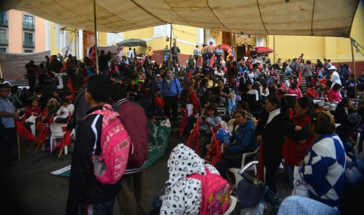 Integrantes de Antorcha Campesina continúan en plantón permanente en las escalinatas de la catedral de Xalapa, por la falta de obras en las colonias de la ciudad. 
