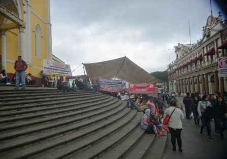 Integrantes de Antorcha Campesina continúan en plantón permanente en las escalinatas de la catedral de Xalapa, por la falta de obras en las colonias de la ciudad. 