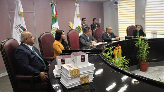  En representación del gobernador Cuitláhuac García Jiménez, los titulares de la Oficina del Programa de Gobierno (PROGOB) y Secretaría de Gobierno (SEGOB), Waltraud Martínez Olvera y Eric Patrocinio Cisneros Burgos, respectivamente, hicieron la entrega del Primer Informe de Gobierno ante el Congreso local del Estado, de acuerdo al Artículo 49, Fracción 21 de la Constitución Política de la entidad veracruzana. 