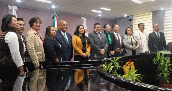  En representación del gobernador Cuitláhuac García Jiménez, los titulares de la Oficina del Programa de Gobierno (PROGOB) y Secretaría de Gobierno (SEGOB), Waltraud Martínez Olvera y Eric Patrocinio Cisneros Burgos, respectivamente, hicieron la entrega del Primer Informe de Gobierno ante el Congreso local del Estado, de acuerdo al Artículo 49, Fracción 21 de la Constitución Política de la entidad veracruzana. 