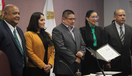  En representación del gobernador Cuitláhuac García Jiménez, los titulares de la Oficina del Programa de Gobierno (PROGOB) y Secretaría de Gobierno (SEGOB), Waltraud Martínez Olvera y Eric Patrocinio Cisneros Burgos, respectivamente, hicieron la entrega del Primer Informe de Gobierno ante el Congreso local del Estado, de acuerdo al Artículo 49, Fracción 21 de la Constitución Política de la entidad veracruzana. 