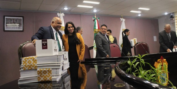  En representación del gobernador Cuitláhuac García Jiménez, los titulares de la Oficina del Programa de Gobierno (PROGOB) y Secretaría de Gobierno (SEGOB), Waltraud Martínez Olvera y Eric Patrocinio Cisneros Burgos, respectivamente, hicieron la entrega del Primer Informe de Gobierno ante el Congreso local del Estado, de acuerdo al Artículo 49, Fracción 21 de la Constitución Política de la entidad veracruzana. 