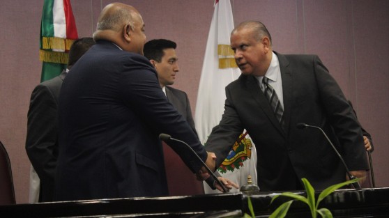  En representación del gobernador Cuitláhuac García Jiménez, los titulares de la Oficina del Programa de Gobierno (PROGOB) y Secretaría de Gobierno (SEGOB), Waltraud Martínez Olvera y Eric Patrocinio Cisneros Burgos, respectivamente, hicieron la entrega del Primer Informe de Gobierno ante el Congreso local del Estado, de acuerdo al Artículo 49, Fracción 21 de la Constitución Política de la entidad veracruzana. 