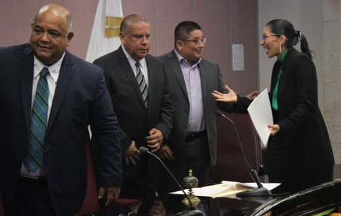  En representación del gobernador Cuitláhuac García Jiménez, los titulares de la Oficina del Programa de Gobierno (PROGOB) y Secretaría de Gobierno (SEGOB), Waltraud Martínez Olvera y Eric Patrocinio Cisneros Burgos, respectivamente, hicieron la entrega del Primer Informe de Gobierno ante el Congreso local del Estado, de acuerdo al Artículo 49, Fracción 21 de la Constitución Política de la entidad veracruzana. 