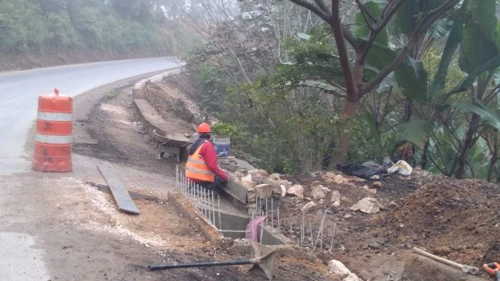 El día de ayer en el municipio de Teocelo, se realizó un recorrido de supervisión en la obra a cargo de la Secretaria de Infraestructura y Obras Públicas del Estado de Veracruz (SIOP), sobre el Tramo de la carretera Teocelo - Texin, a la altura del Km 1+400,  dónde se realizan trabajos de construcción del muro de contención que dará solución al socavón. 