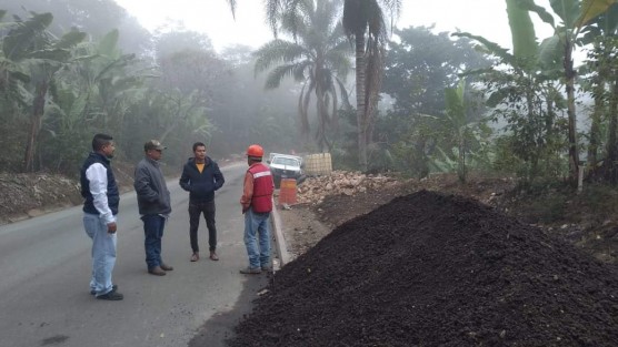 El día de ayer en el municipio de Teocelo, se realizó un recorrido de supervisión en la obra a cargo de la Secretaria de Infraestructura y Obras Públicas del Estado de Veracruz (SIOP), sobre el Tramo de la carretera Teocelo - Texin, a la altura del Km 1+400,  dónde se realizan trabajos de construcción del muro de contención que dará solución al socavón. 