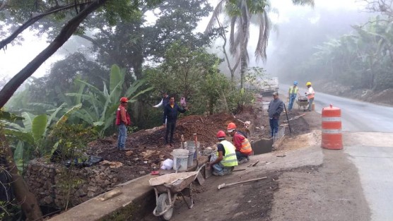 El día de ayer en el municipio de Teocelo, se realizó un recorrido de supervisión en la obra a cargo de la Secretaria de Infraestructura y Obras Públicas del Estado de Veracruz (SIOP), sobre el Tramo de la carretera Teocelo - Texin, a la altura del Km 1+400,  dónde se realizan trabajos de construcción del muro de contención que dará solución al socavón. 