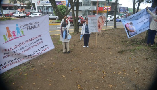 Previo al inicio del 1er Informe  de Gobierno del Gobernador de Veracruz, Cuitláhuac García Jiménez, algunos grupos de ciudadanos manifestaron algunas de sus peticiones para el mandatario, mientras arribaban los invitados al Teatro del Estado. 