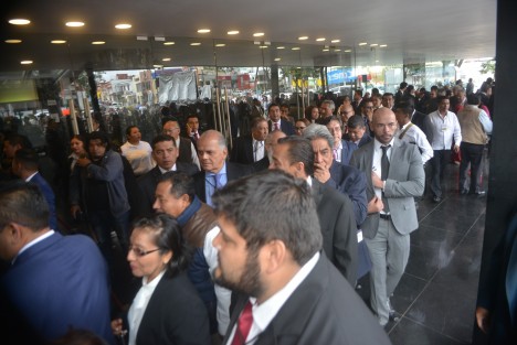 Previo al inicio del 1er Informe  de Gobierno del Gobernador de Veracruz, Cuitláhuac García Jiménez, algunos grupos de ciudadanos manifestaron algunas de sus peticiones para el mandatario, mientras arribaban los invitados al Teatro del Estado. 