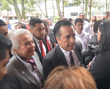 El Gobernador de Veracruz, Cuitláhuac García Jiménez, llegó acompañado de la Secretaria de Gobernación, Olga Sánchez Cordero, al Teatro del Estado Ignacio de la Llave, para rendir su Primer Informe de Gobierno.
