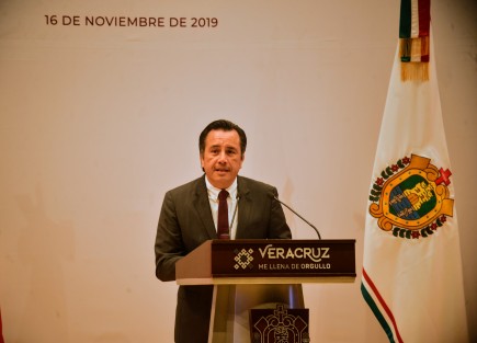Rinde gobernador Cuitláhuac García Jiménez su Primer Informe de Labores en el Teatro del Estado de la ciudad de Xalapa.