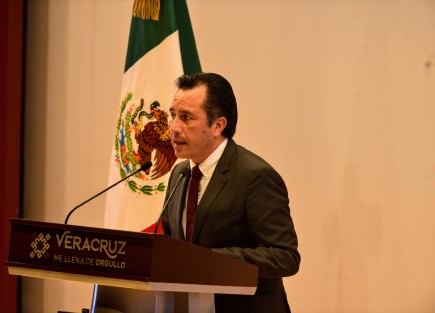 Rinde gobernador Cuitláhuac García Jiménez su Primer Informe de Labores en el Teatro del Estado de la ciudad de Xalapa.