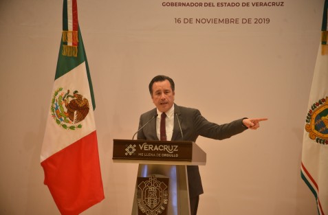 Señalando que el apoyo a municipios con preferencia por colores partidistas, así como los moches y la corrupción se acabaron en Veracruz, el Gobernador Cuitláhuac García Jiménez rindió su Primer Informe de Gobierno.  