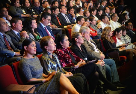 Rinde gobernador Cuitláhuac García Jiménez su Primer Informe de Labores en el Teatro del Estado de la ciudad de Xalapa.  