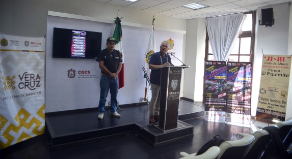Marco Antonio Virgen, director de Turismo Deportivo, Belisario Domínguez y Leandro Luna Riaño, invitaron al Serial Motocross, que ser realizará este 23 y 24 de noviembre en Emiliano Zapata, Ver..  