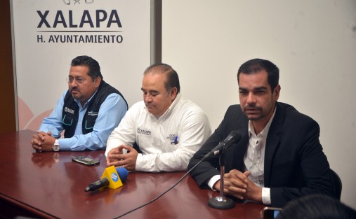 Regidores del ayuntamiento en compañía del director de Desarrollo Económico, Gerardo Martínez, presentaron el programa del Centro de Regularización Empresarial y Apertura.