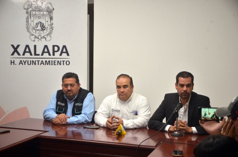 Regidores del ayuntamiento en compañía del director de Desarrollo Económico, Gerardo Martínez, presentaron el programa del Centro de Regularización Empresarial y Apertura.
