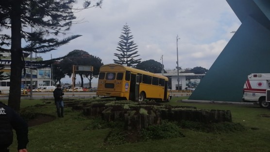 Un autobús del transporte público se quedó sin frenos sobre la avenida Lázaro Cárdenas, y fue a parar a las jardineras de La Araucaria. Hubo daños materiales y varios heridos. 