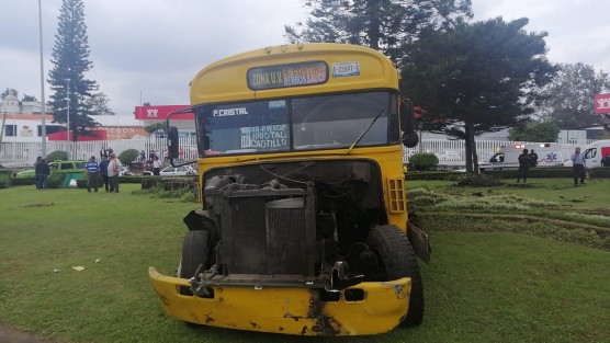 Un autobús del transporte público se quedó sin frenos sobre la avenida Lázaro Cárdenas, y fue a parar a las jardineras de La Araucaria. Hubo daños materiales y varios heridos. 