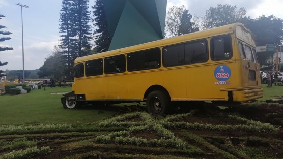 Un autobús del transporte público se quedó sin frenos sobre la avenida Lázaro Cárdenas, y fue a parar a las jardineras de La Araucaria. Hubo daños materiales y varios heridos. 