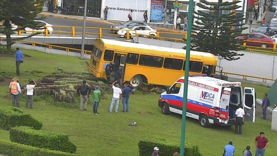 Un autobús del transporte público se quedó sin frenos sobre la avenida Lázaro Cárdenas fue a para a las jardineras de la araucarias hubo daños materiales y varios heridos