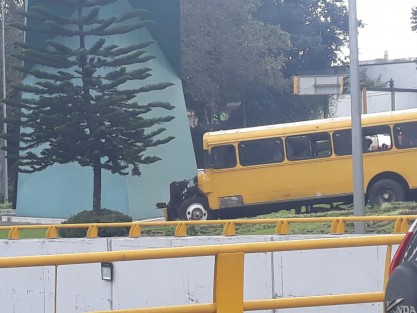 Un autobús del transporte público se quedó sin frenos sobre la avenida Lázaro Cárdenas fue a para a las jardineras de la araucarias hubo daños materiales y varios heridos