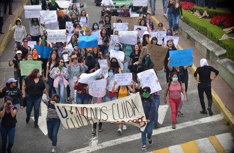 Alumnas de la UV iniciaron su marcha partiendo de la Facultad de Economía para luego caminar por Avila Camacho hasta llegar a Rectoría; pasaron el centro de la ciudad de Xalapa en protesta por el acoso que sufren alumnas de esta casa de estudios por parte de docentes.