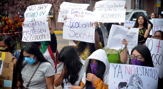 Alumnas de la UV iniciaron su marcha partiendo de la Facultad de Economía para luego caminar por Avila Camacho hasta llegar a Rectoría; pasaron el centro de la ciudad de Xalapa en protesta por el acoso que sufren alumnas de esta casa de estudios por parte de docentes.