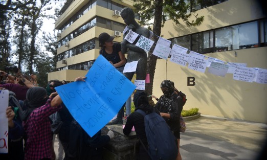 Alumnas de la UV iniciaron su marcha partiendo de la Facultad de Economía para luego caminar por Avila Camacho hasta llegar a Rectoría; pasaron el centro de la ciudad de Xalapa en protesta por el acoso que sufren alumnas de esta casa de estudios por parte de docentes.
