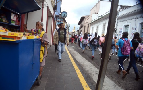 Alumnas de la UV iniciaron su marcha partiendo de la Facultad de Economía para luego caminar por Avila Camacho hasta llegar a Rectoría; pasaron el centro de la ciudad de Xalapa en protesta por el acoso que sufren alumnas de esta casa de estudios por parte de docentes. 