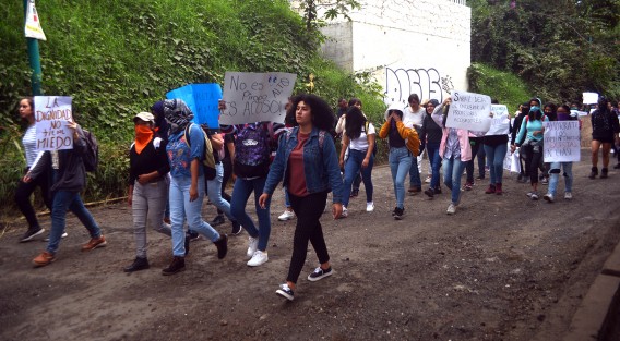 Alumnas de la UV iniciaron su marcha partiendo de la Facultad de Economía para luego caminar por Avila Camacho hasta llegar a Rectoría; pasaron el centro de la ciudad de Xalapa en protesta por el acoso que sufren alumnas de esta casa de estudios por parte de docentes. 