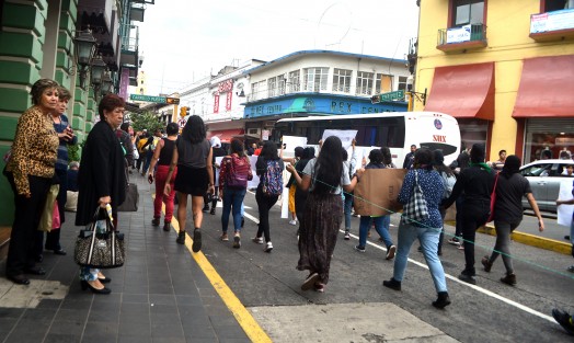 Alumnas de la UV iniciaron su marcha partiendo de la Facultad de Economía para luego caminar por Avila Camacho hasta llegar a Rectoría; pasaron el centro de la ciudad de Xalapa en protesta por el acoso que sufren alumnas de esta casa de estudios por parte de docentes. 