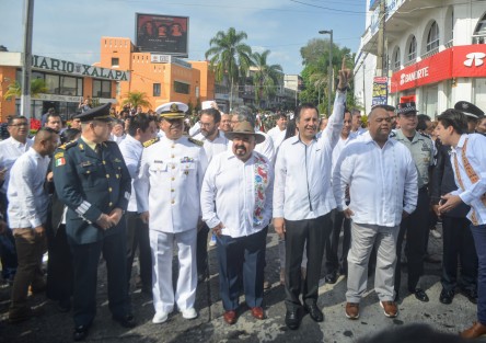 El mandatario estatal, Cuitláhuac García Jiménez, en compañía  de su Gabinete, mandos militares y Edel Álvarez,  magistrado presidente del TSJ, encabezó el desfile conmemorativo por el 109 aniversario del inicio de la Revolución Mexicana.