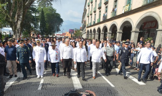 El mandatario estatal, Cuitláhuac García Jiménez, en compañía  de su Gabinete, mandos militares y Edel Álvarez,  magistrado presidente del TSJ, encabezó el desfile conmemorativo por el 109 aniversario del inicio de la Revolución Mexicana.